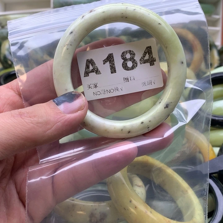 兔***猫蛇纹石玉未镶嵌岫玉