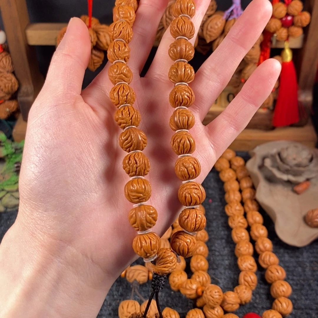 吊坠桃核桃枭手持