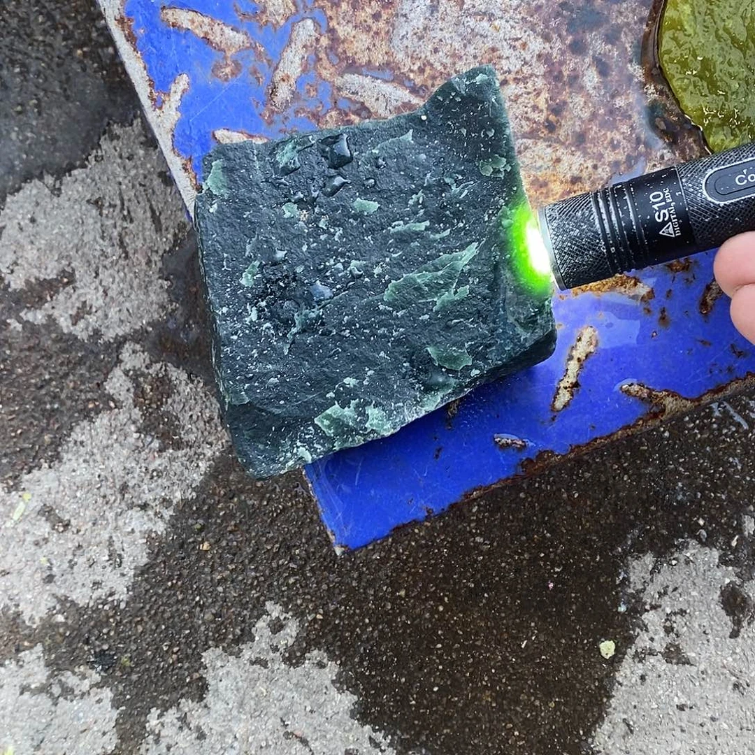 岫玉未镶嵌奇石原石摆件