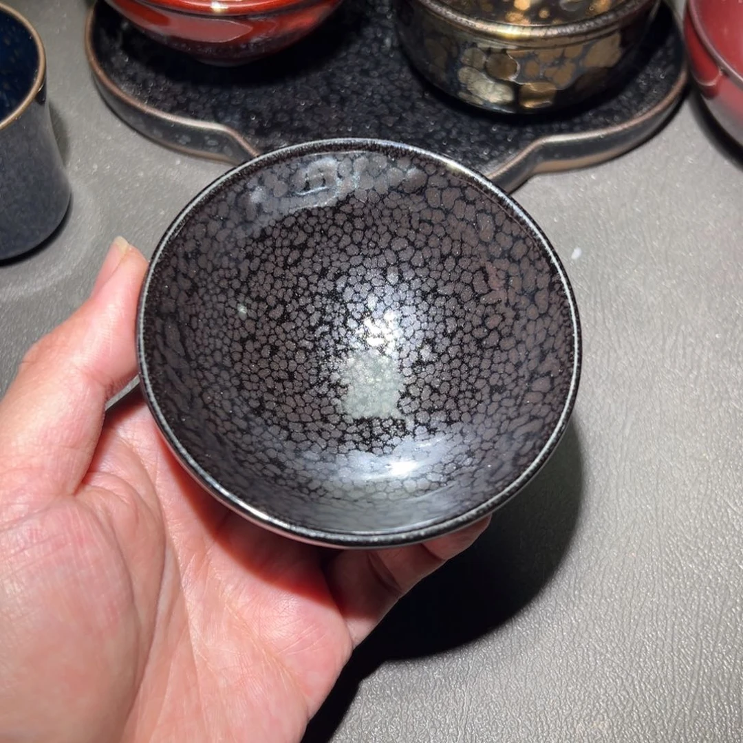 茶盏我是说不出来什么滋味呢吧