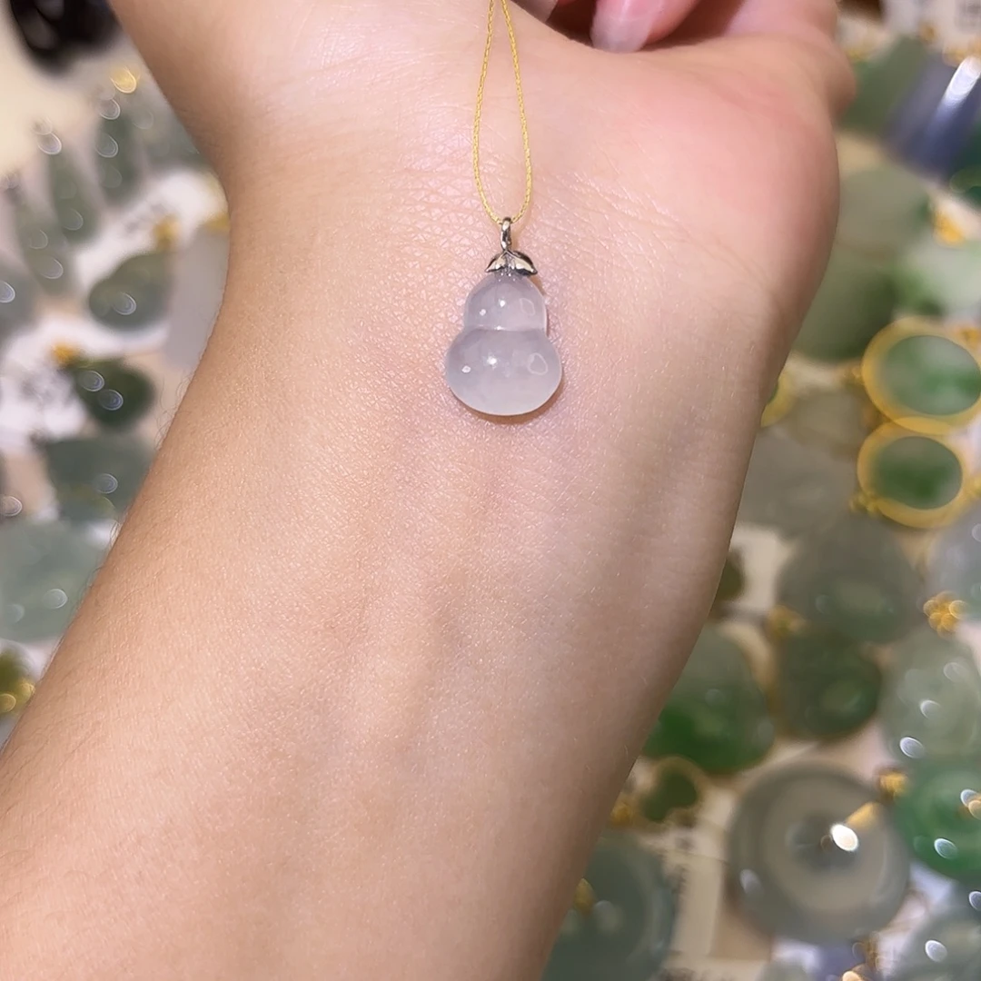 翡翠18K金镶嵌颈饰葫芦