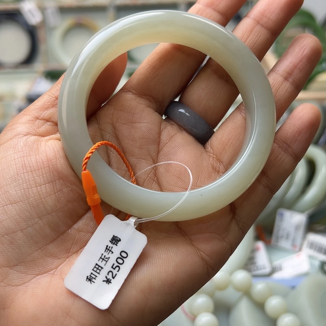 和田玉未镶嵌手镯