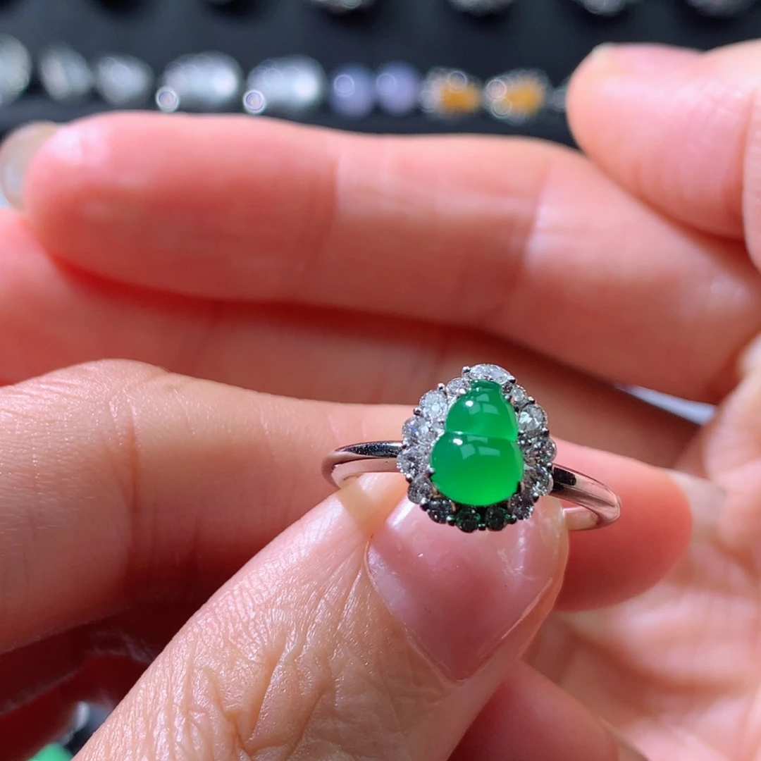 18K金镶嵌戒指翡翠伴钻