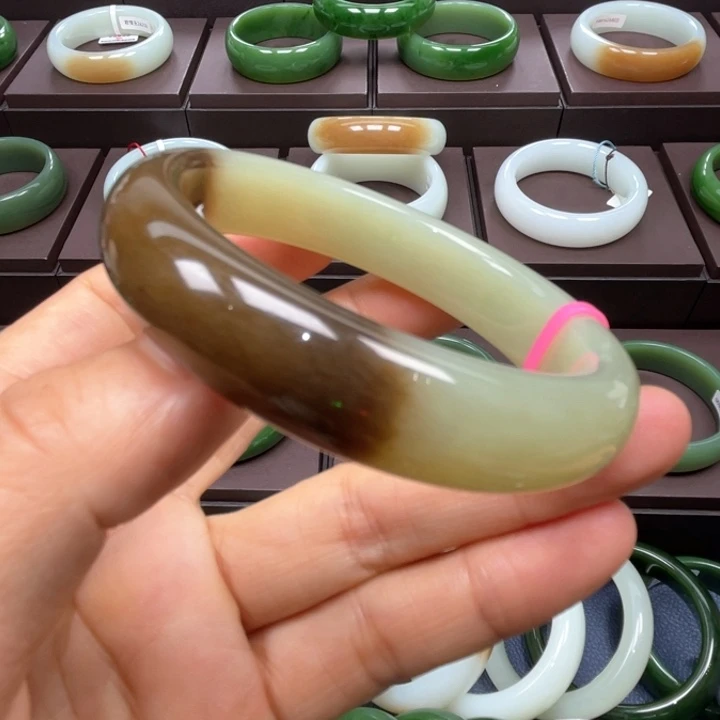 和田玉未镶嵌手镯