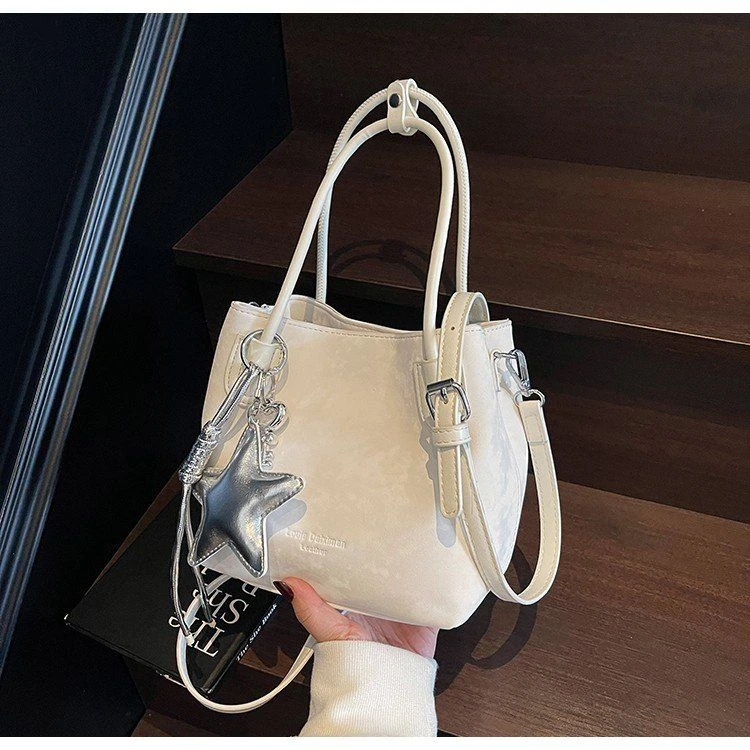 高级感洋气红色手提水桶包包女2025新款时尚通勤斜挎包小包