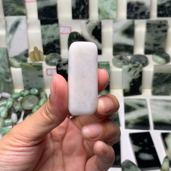 独山玉未镶嵌颈饰