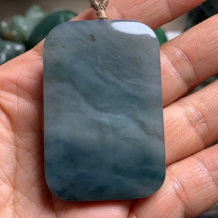 炭***鱼和田玉未镶嵌颈饰