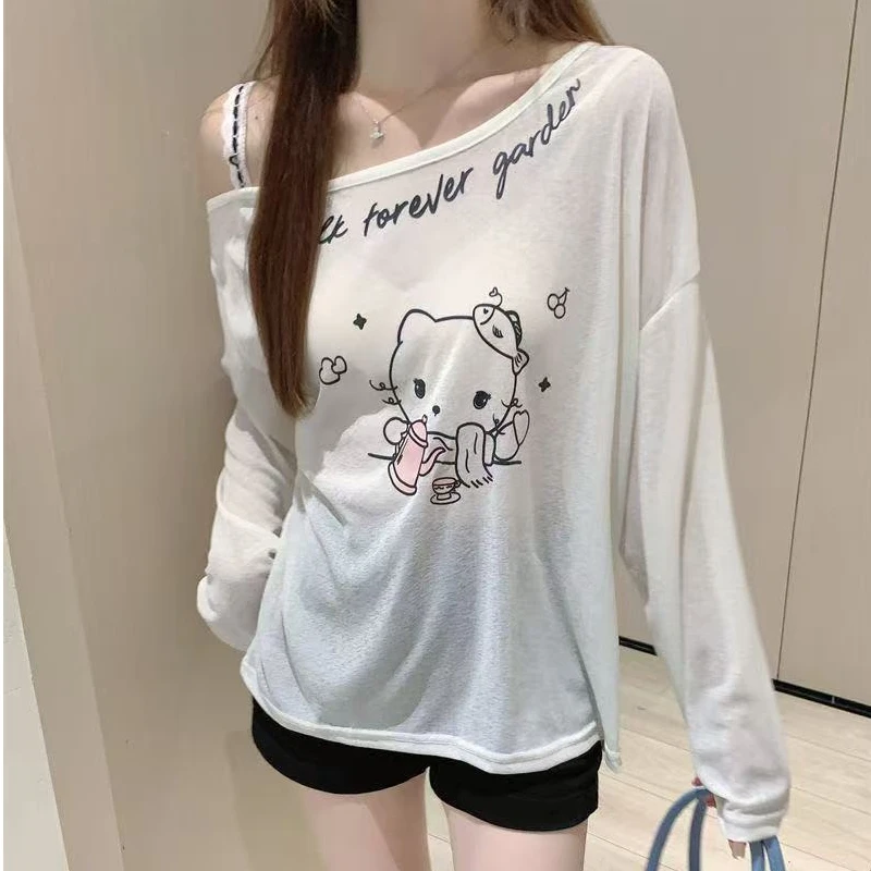 白色露肩长袖宽松卡通印花T恤罩衫女夏季薄款斜肩设计感防晒上衣