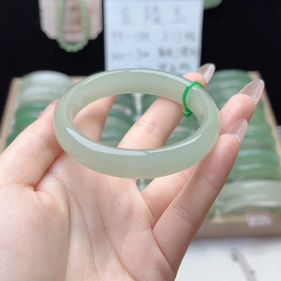 石英质玉手镯未镶嵌56