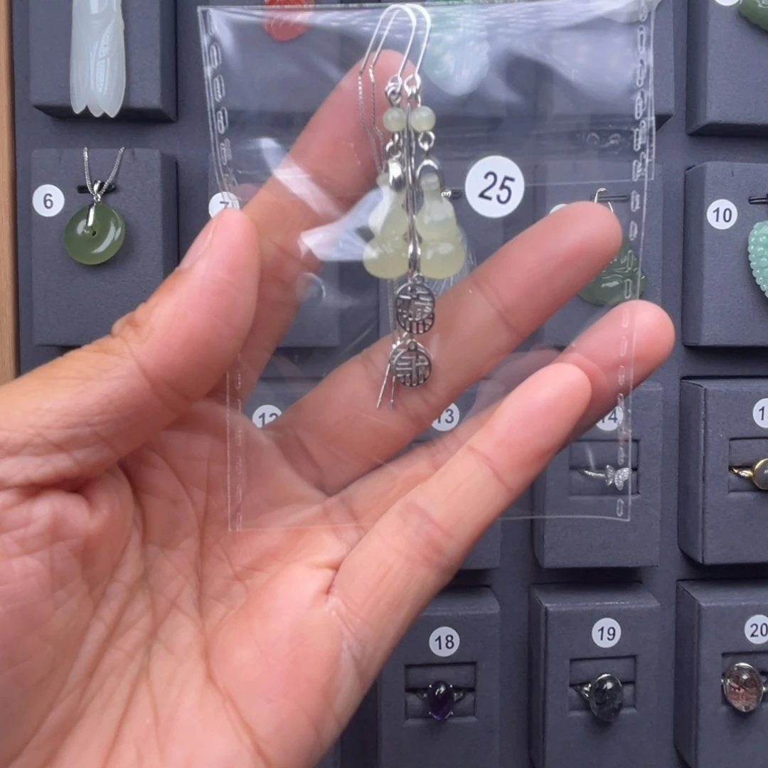 银S925镶嵌和田玉耳饰王****己