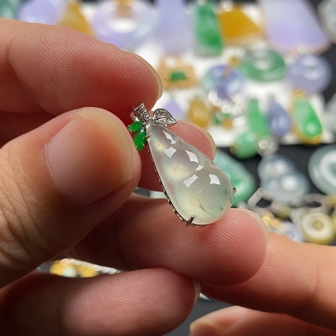 翡翠18K金镶嵌颈饰翡翠