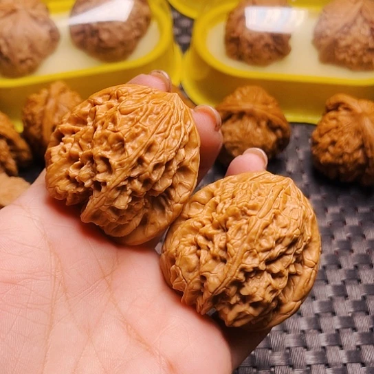 0**5文玩核桃暴雪一对