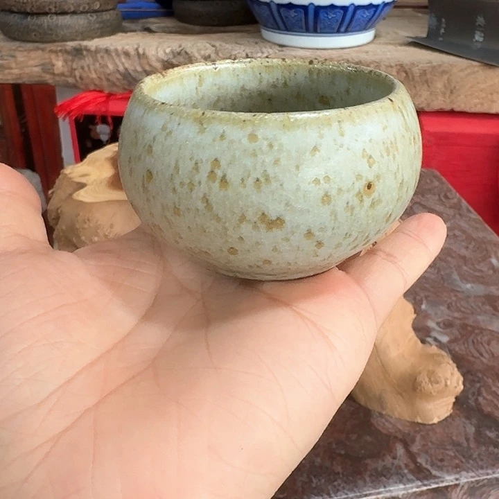 主人杯一个，瓷。品茗瓷