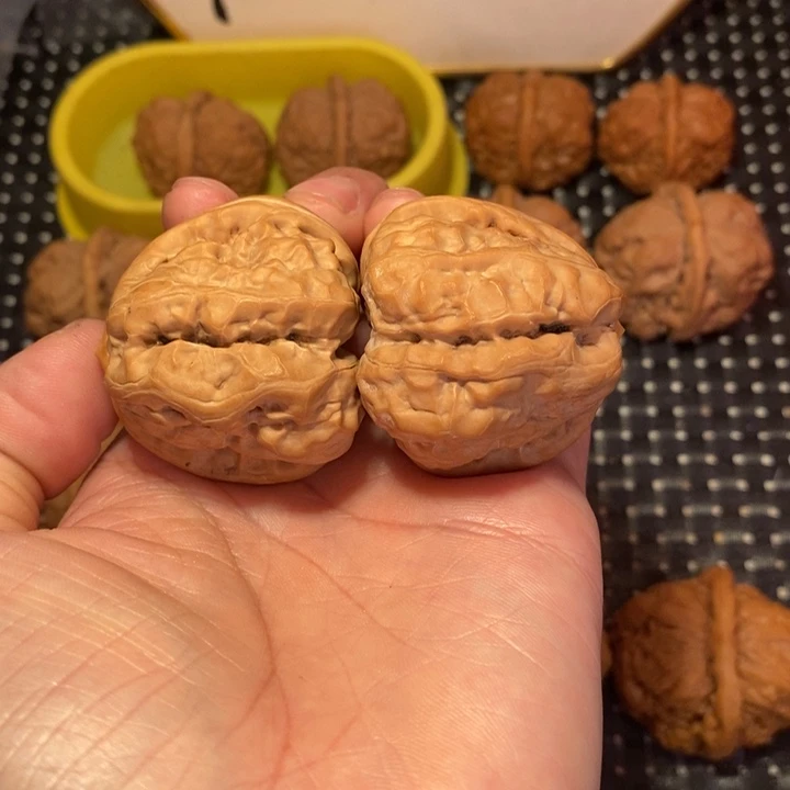 鄭***.文玩核桃把件四深开一线天大八腿蛙王