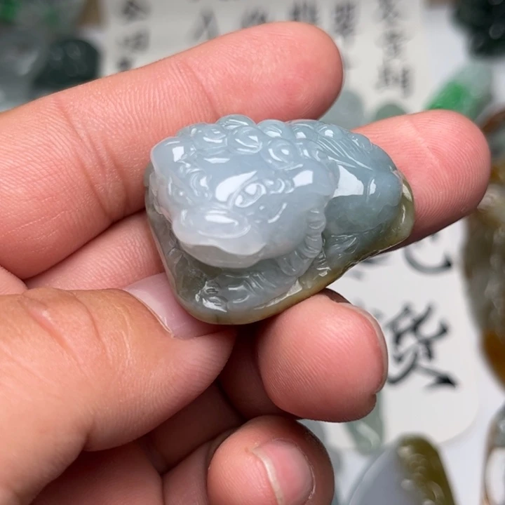 翡翠未镶嵌颈饰狮子