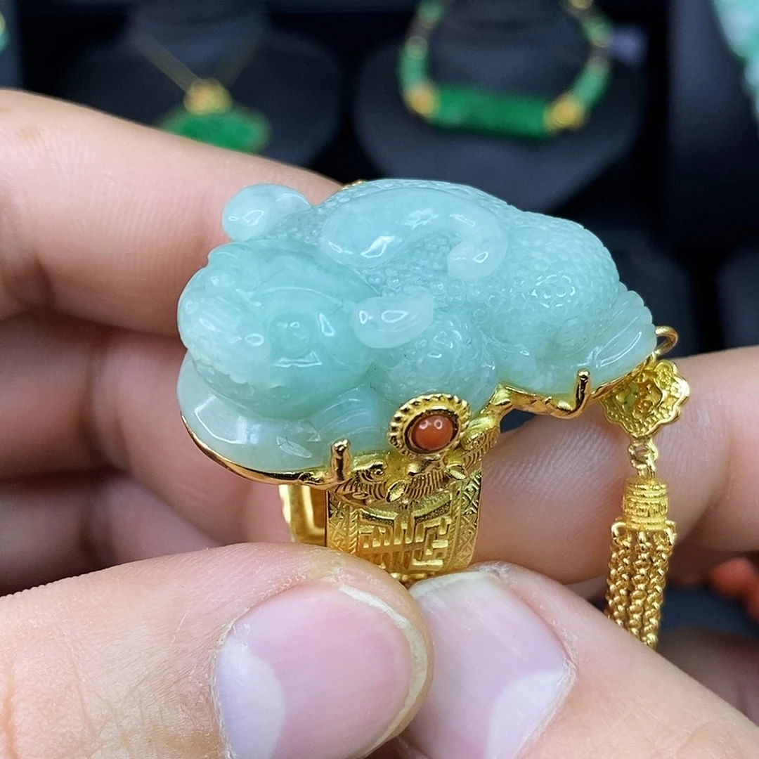 颈饰未镶嵌翡翠戒指