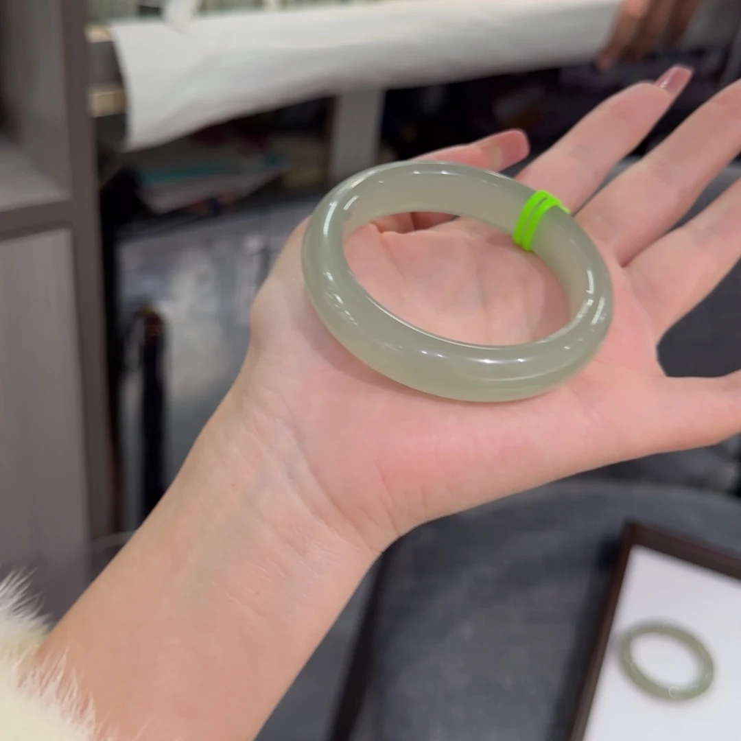 不***池东陵石未镶嵌手镯