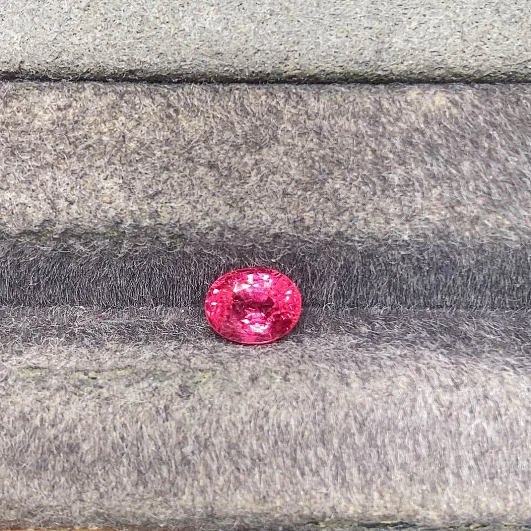 尖晶石裸石1.24克拉天然能量体满火彩热粉色马亨盖