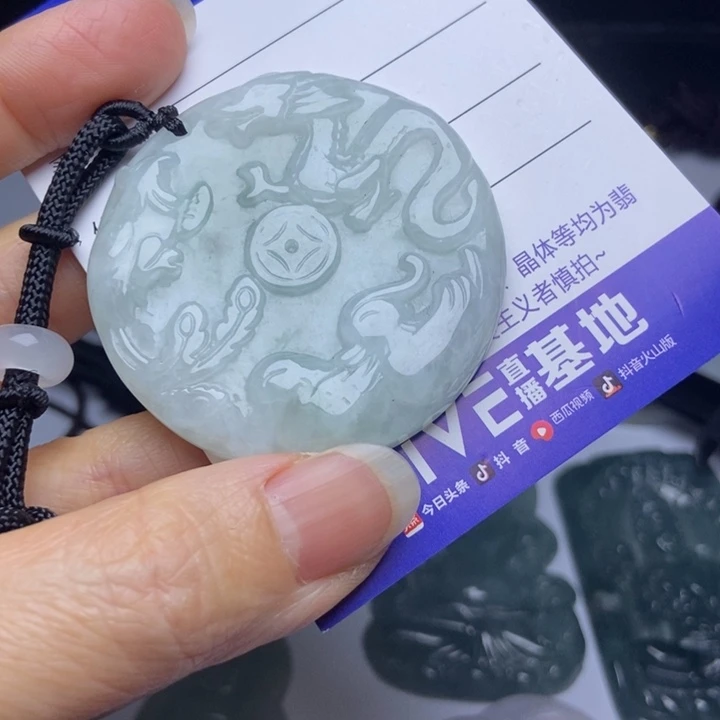 翡翠挂件未镶嵌翡翠