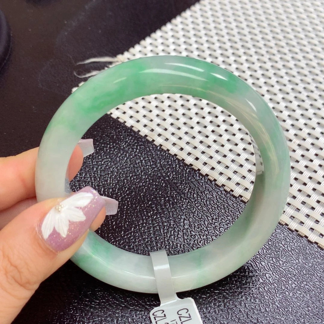 翡翠手镯未镶嵌缅甸