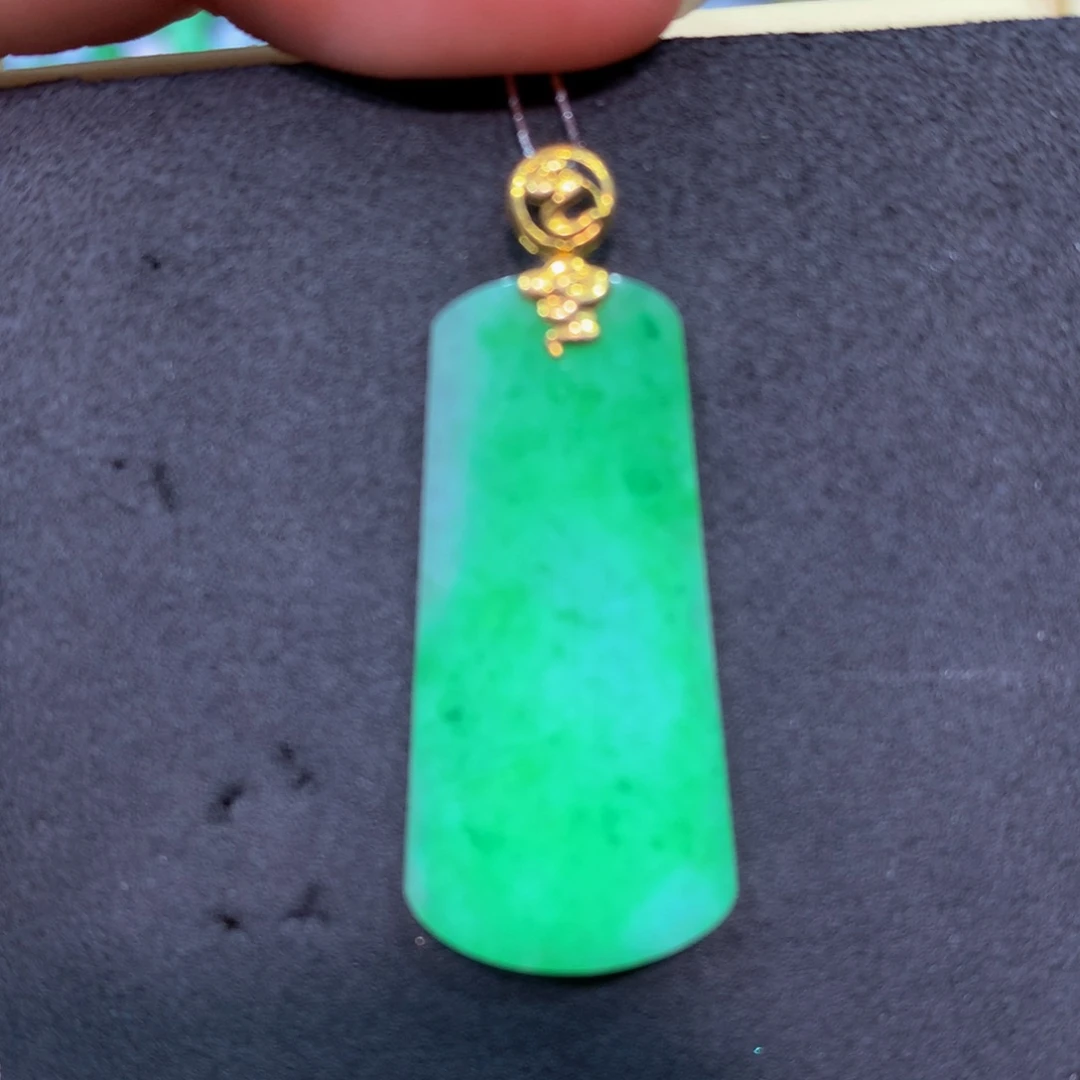 翡翠18K金镶嵌颈饰翡翠