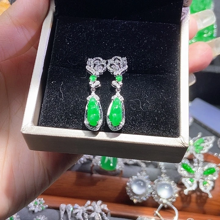 颈饰18K金镶嵌翡翠