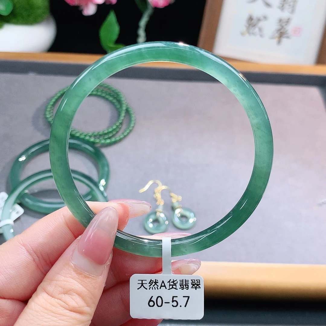 未镶嵌手镯（圆镯）翡翠