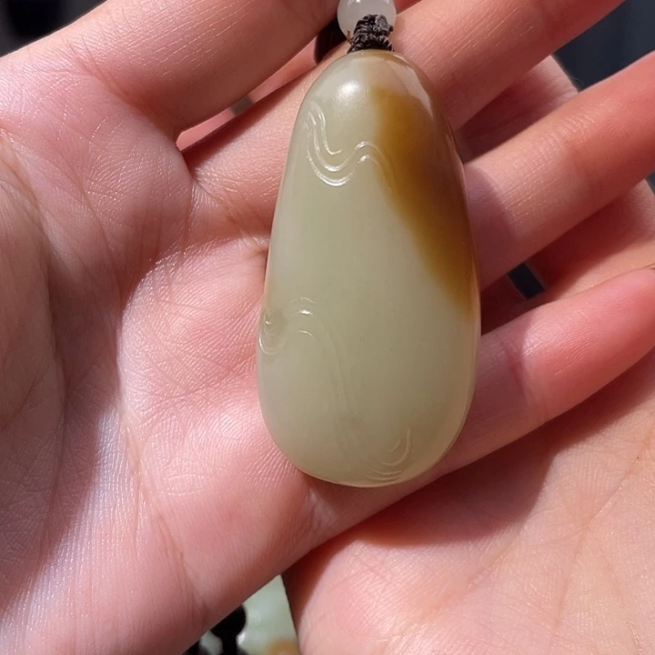 小***五和田玉未镶嵌颈饰