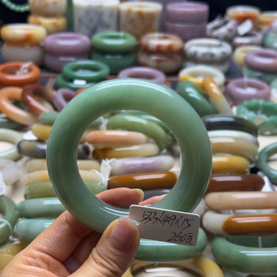 樂***ん未镶嵌手镯石英岩玉