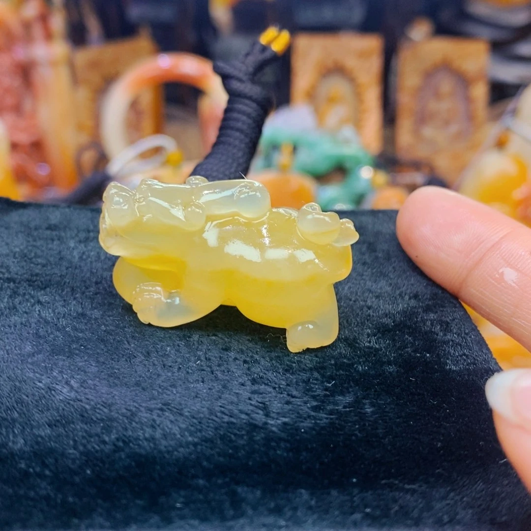 未镶嵌石英质玉（黄龙玉）颈饰