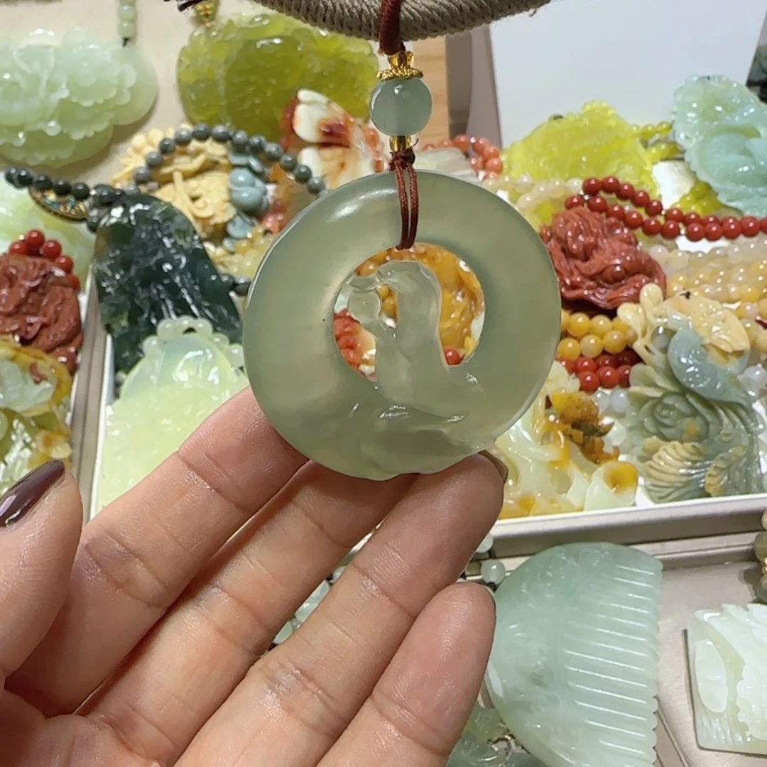 未镶嵌蛇纹石玉吊坠