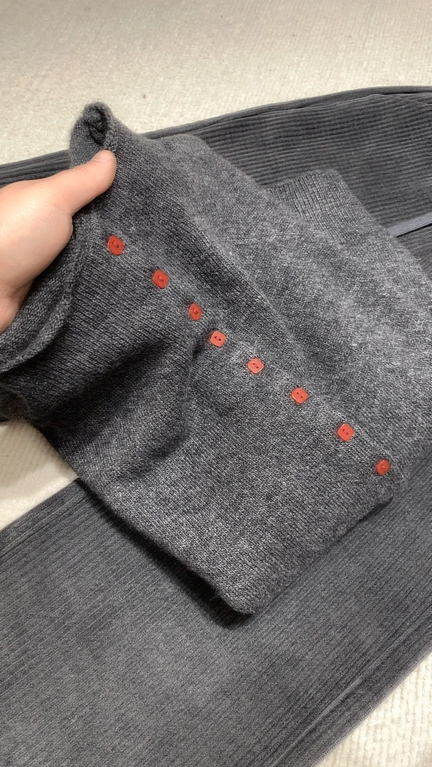 宝衣家  格雷灰红色小方扣开衫