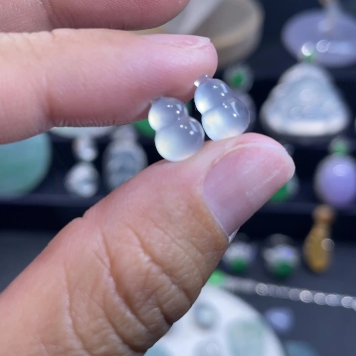 翡翠未镶嵌颈饰葫芦