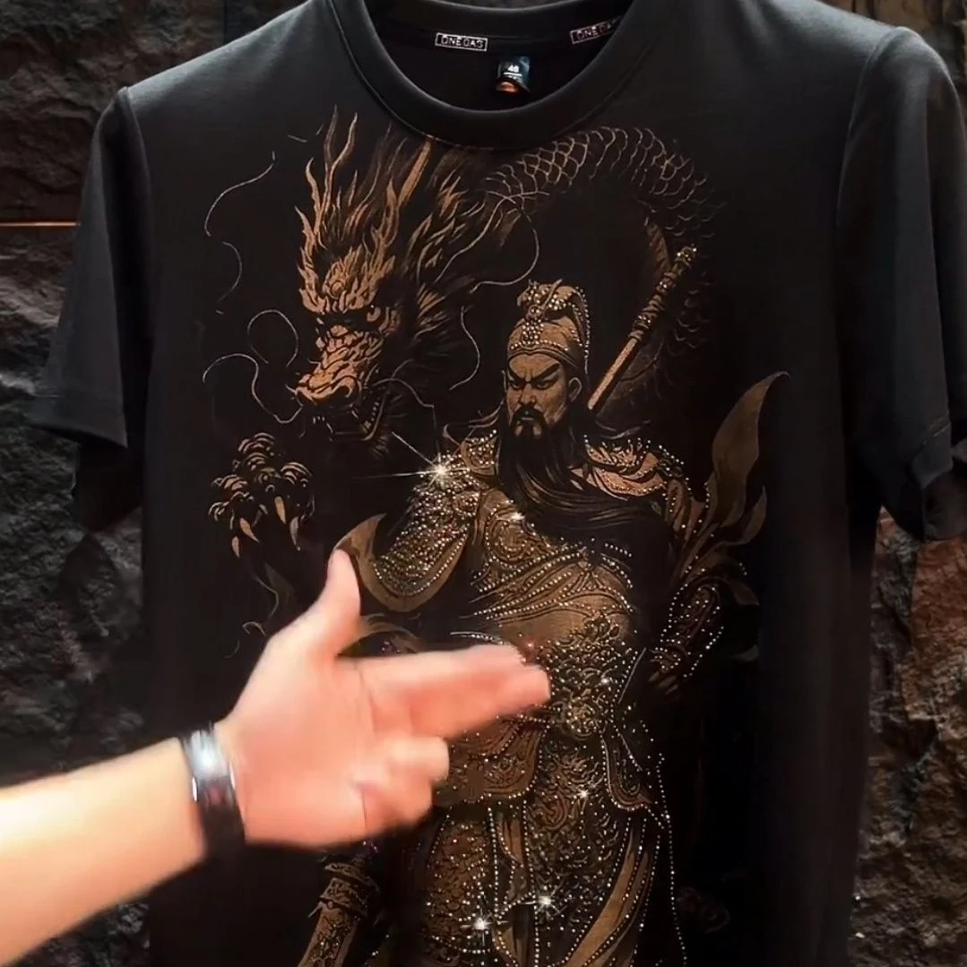 2025关羽帅气烫钻印花网红潮流短袖男士时尚轻奢圆领百搭薄款修身