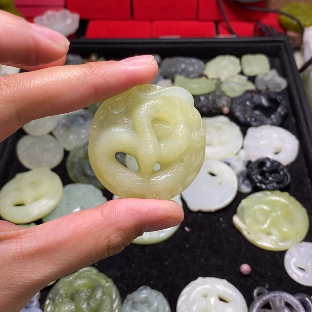 蛇纹石玉颈饰未镶嵌