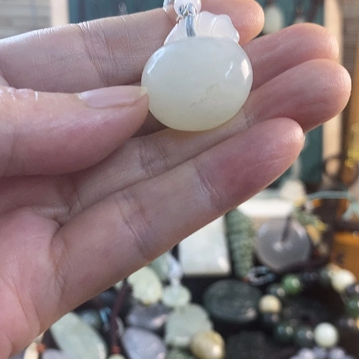 和田玉未镶嵌吊坠(赠链)