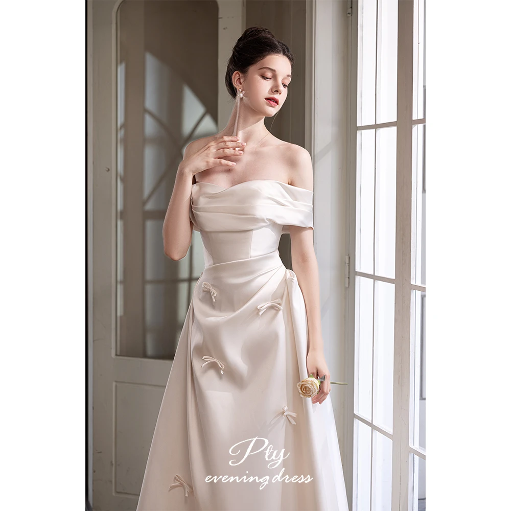 法式轻婚纱新娘2025新款高级感缎面出门纱简约一字肩订婚晨袍礼服