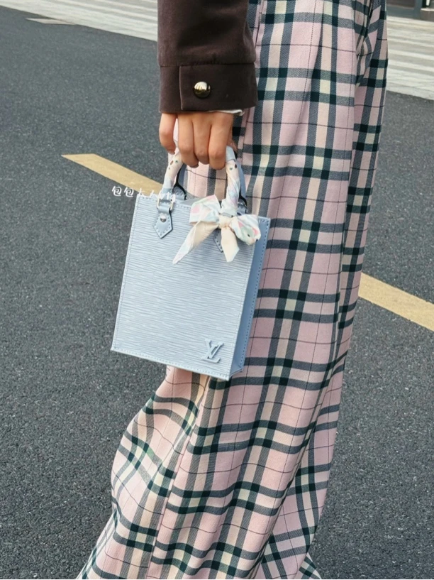 99新 LouisVuitton/路易威登 新款宽肩带婴儿蓝水波纹琴谱单肩包
