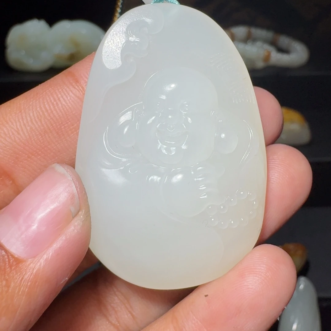 卿***鱼和田玉未镶嵌颈饰