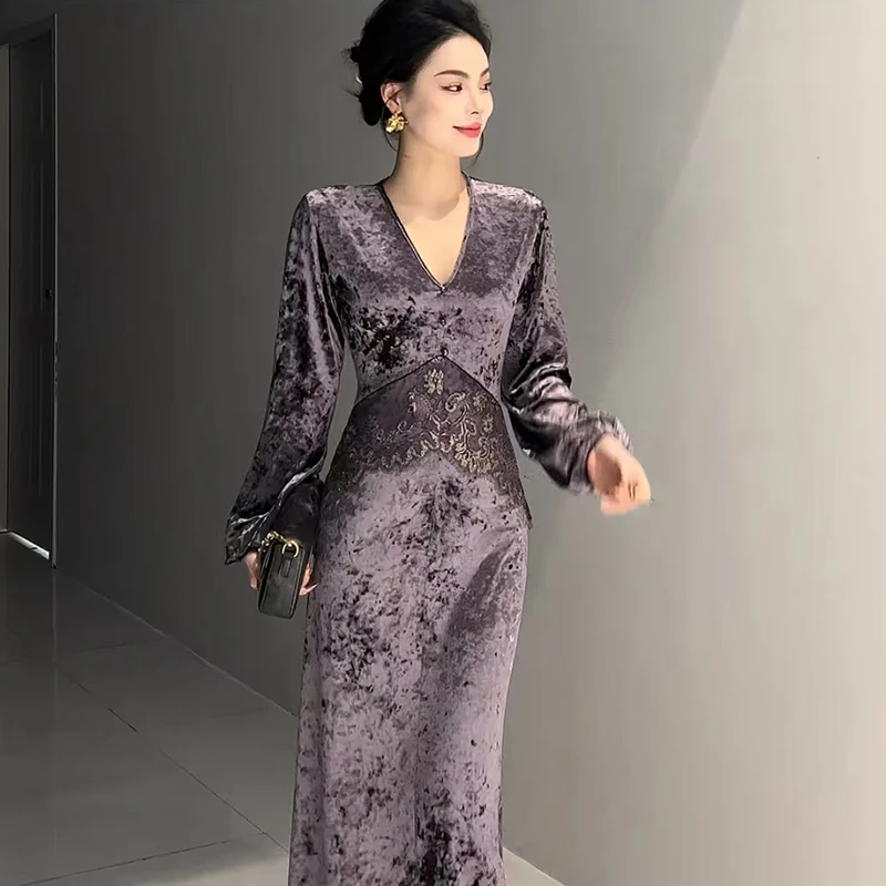 D211 2025春季优雅气质V领重工设计金钻绒拼接蕾丝包臀修身连衣裙
