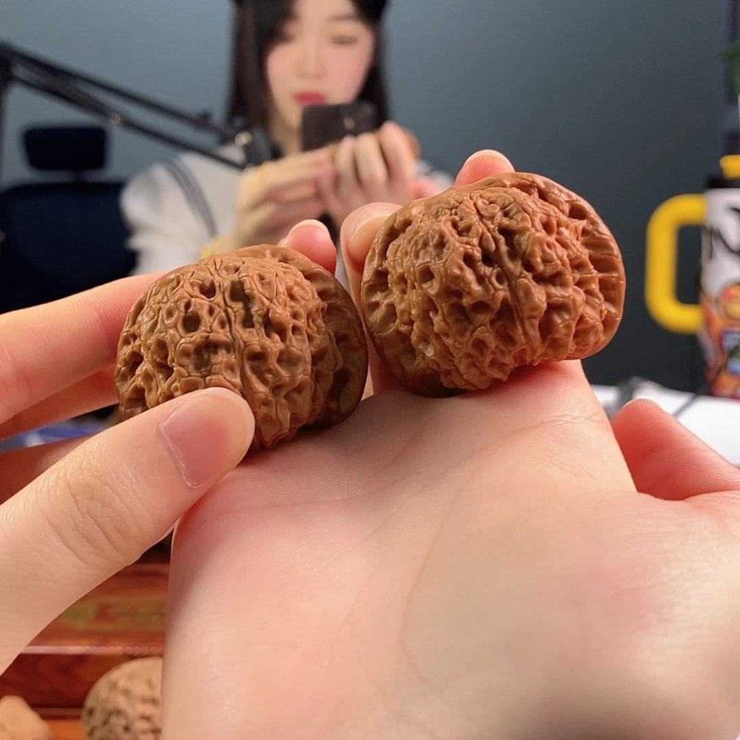 文玩核桃吊坠厚**玉血麒麟
