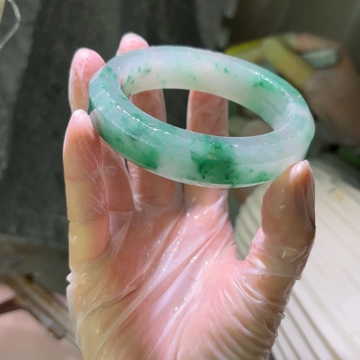 尘***意石英质玉（非洲翠）未镶嵌手镯定制