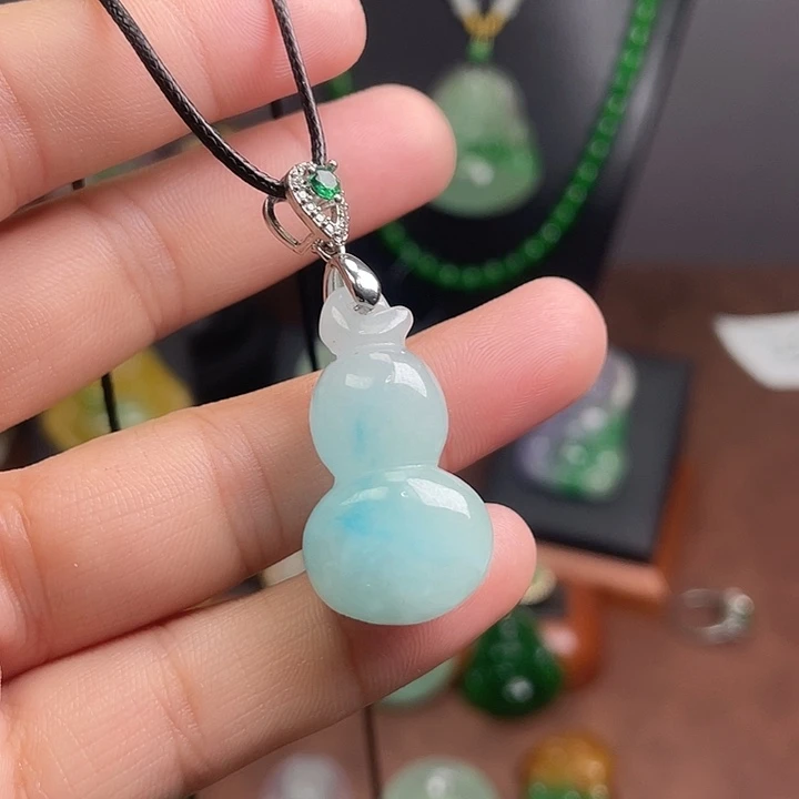 翡翠未镶嵌吊坠(赠链)