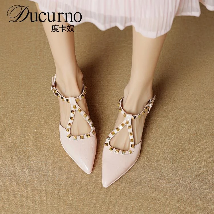 法式尖头后绊带包头凉鞋女2025款细跟高跟鞋铆钉时尚优雅气质单鞋
