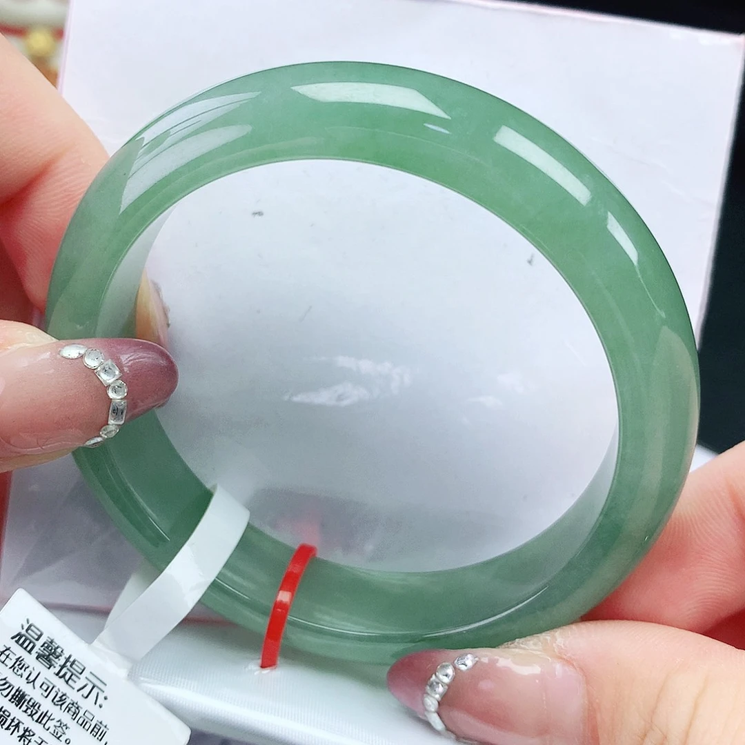 翡翠手镯未镶嵌55圈