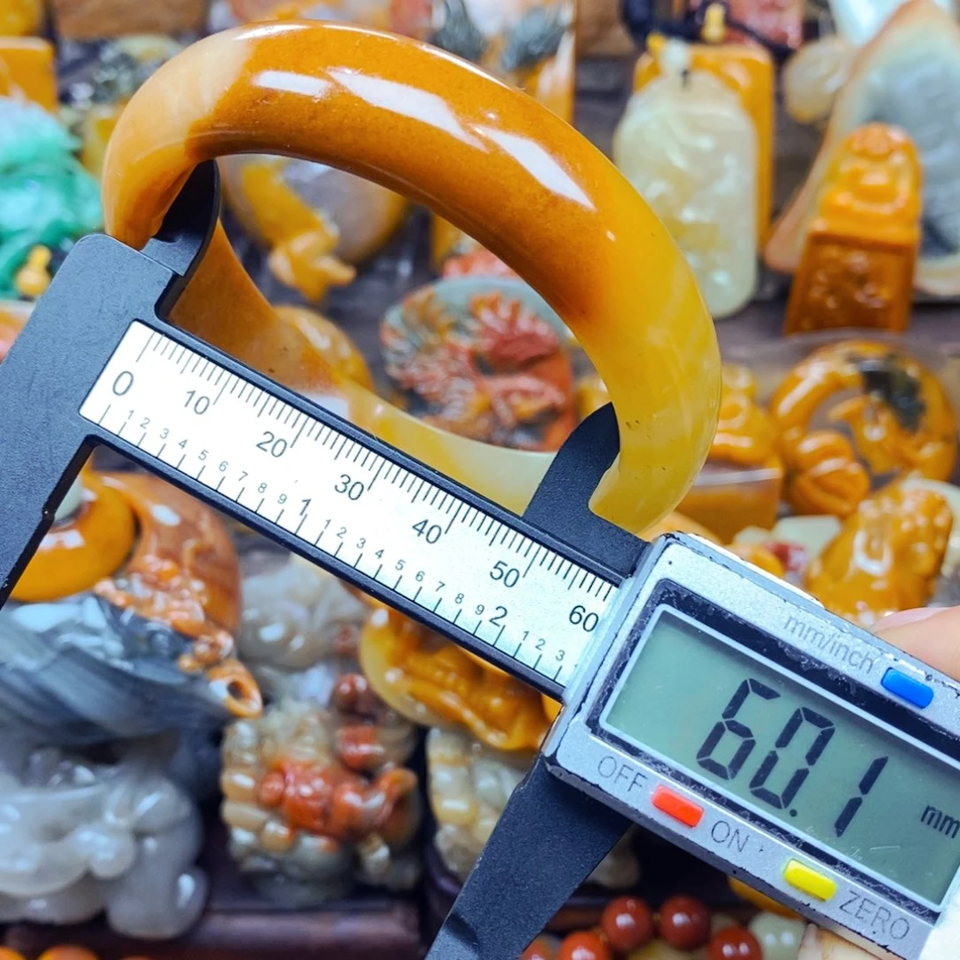 未镶嵌石英质玉（黄龙玉）颈饰