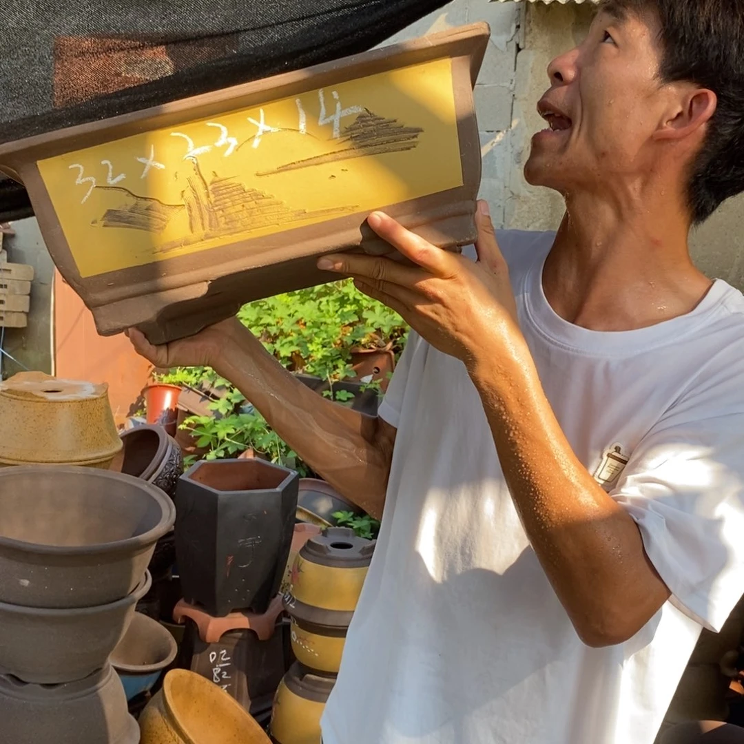紫砂艺术学院的学生