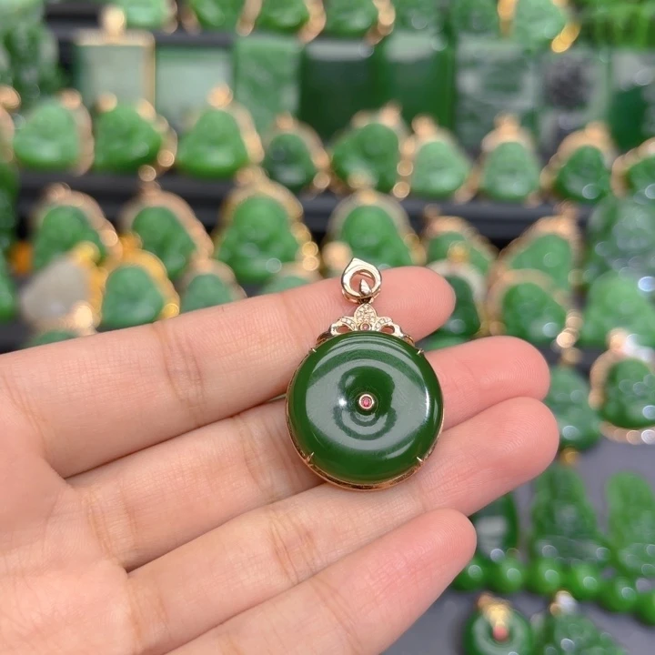 颈饰18K金镶嵌和田玉（碧玉）