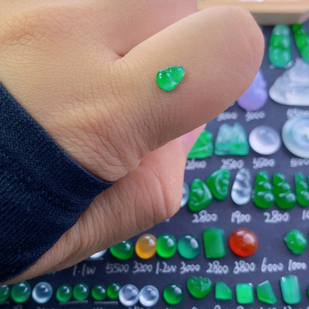 翡翠未镶嵌颈饰葫芦