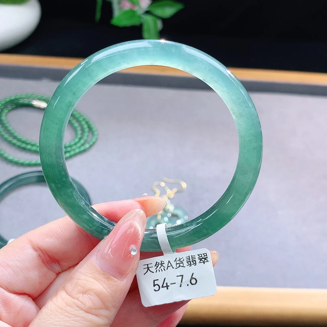 未镶嵌手镯（圆镯）翡翠